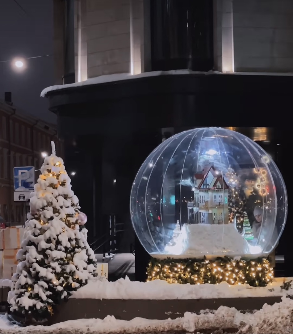 Большой снежный шар установили на улице Пискунова