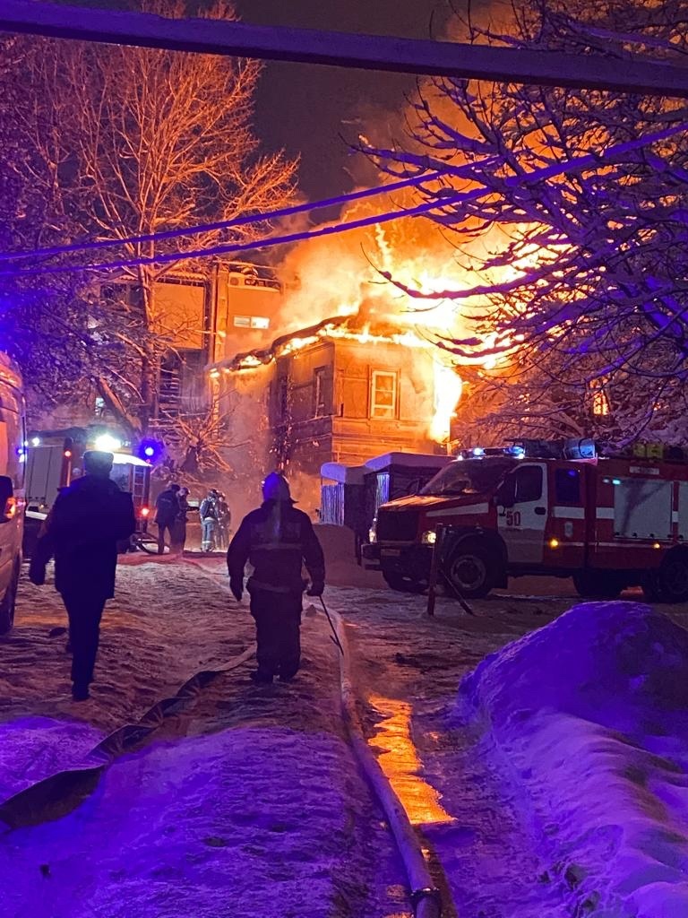 Появились фото пожара в доме на Большой Покровской | Информационное .