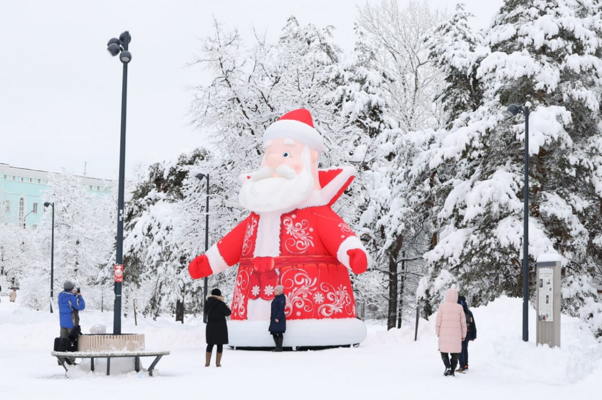 Новогодние украшения и площадки для зимних развлечений появились на благоустроенных по нацпроекту территориях в Дзержинске