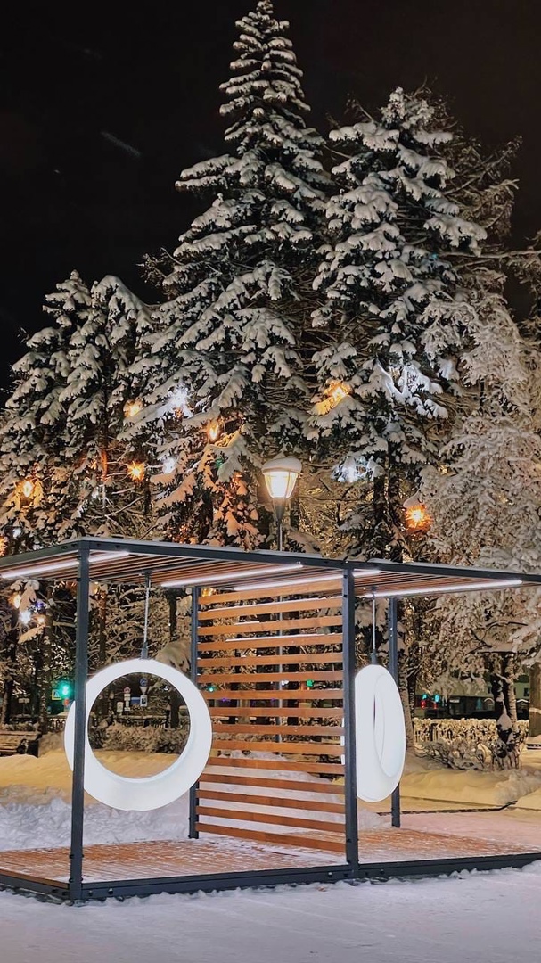 Светящиеся елки и качели установили на площади Горького в Нижнем Новгороде