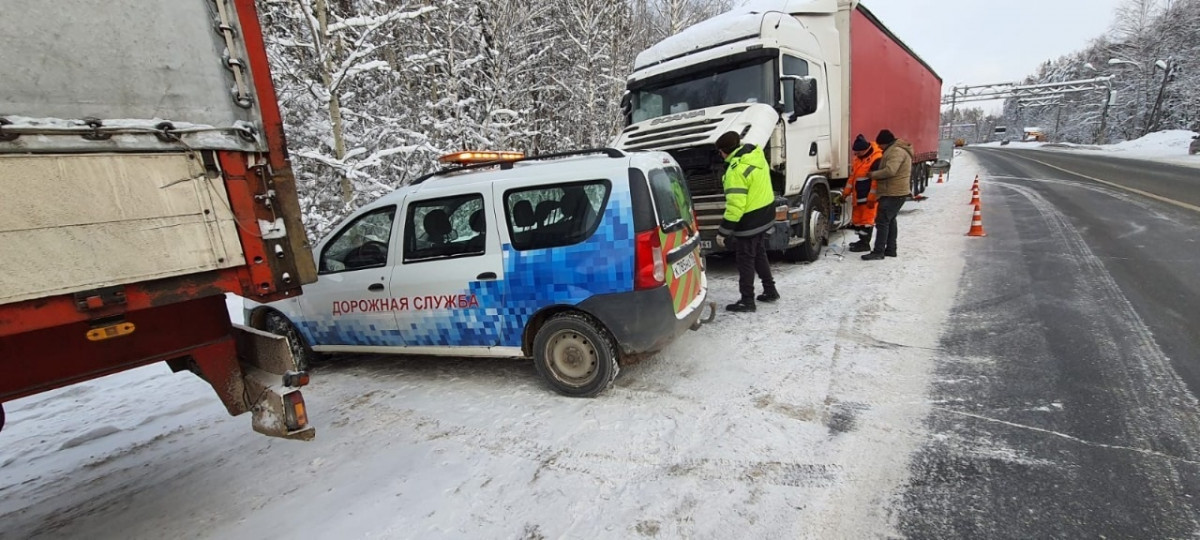 Дорожники спасли иранских дальнобойщиков от русского Деда Мороза