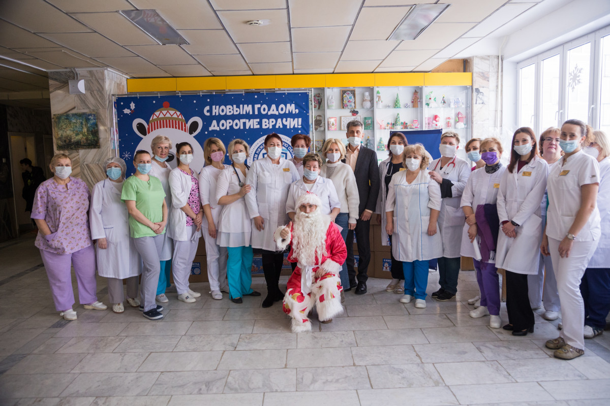 Волонтёры поздравляют врачей и юных пациентов больниц Нижегородской области