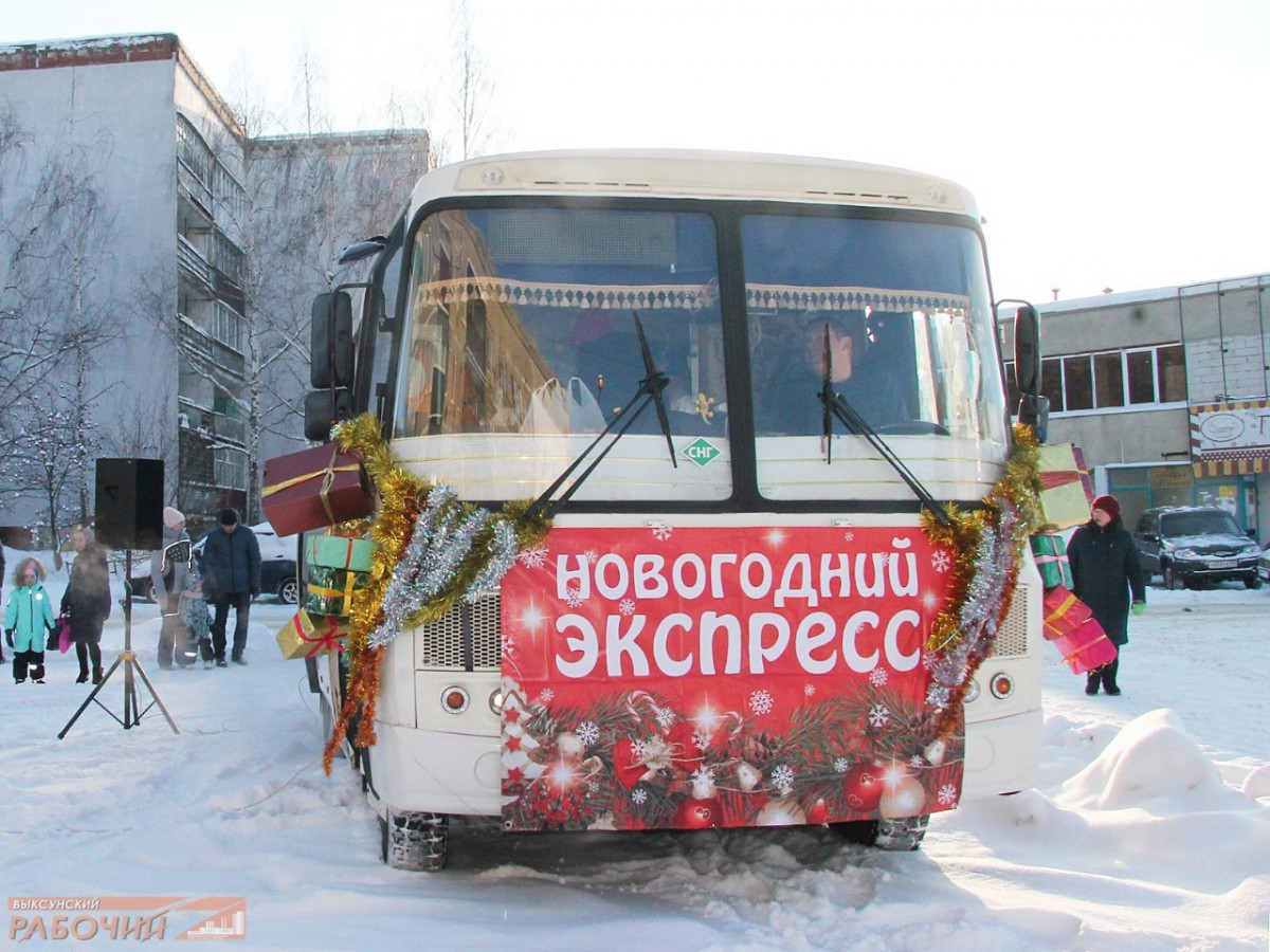 «Новогодний экспресс» проводит во дворах Выксы праздники для юных жителей