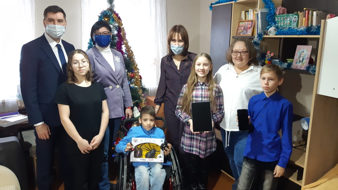 Чиновники из нижегородского правительства поздравили с Новым годом борскую многодетную семью