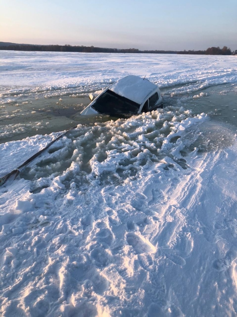 Рыбак провалился под лед на собственном автомобиле в Воротынском районе