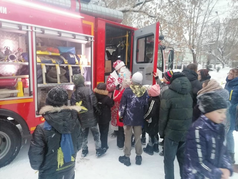 Нижегородские пожарные поздравили детей из санитарного Детского дома с Новым годом