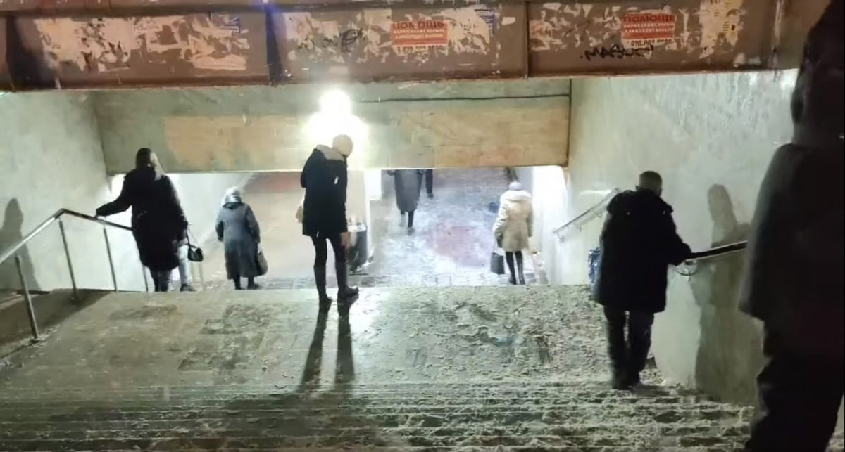 Нижегородцы пожаловались на плохую уборку сходов к станциям метро