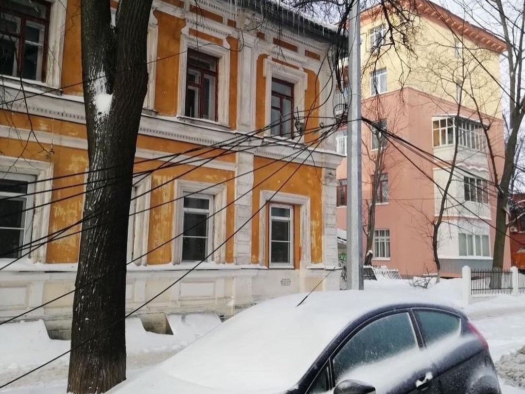 Свисающие в центре Нижнего Новгорода провода демонтируют в январе
