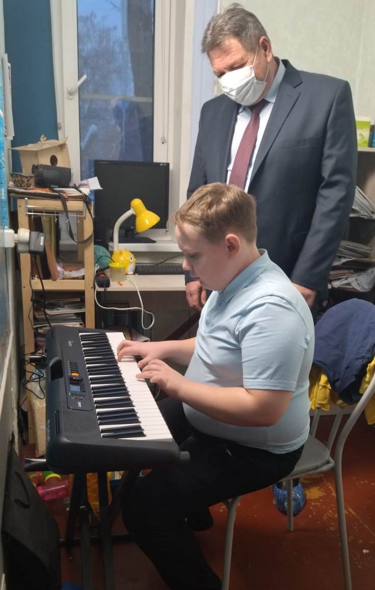 14-летний Денис из Бора получил синтезатор в рамках акции «Елка желаний»