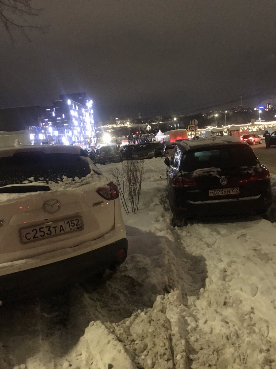 Парковочный коллапс произошёл вокруг Нижегородской ярмарки в первые дни января