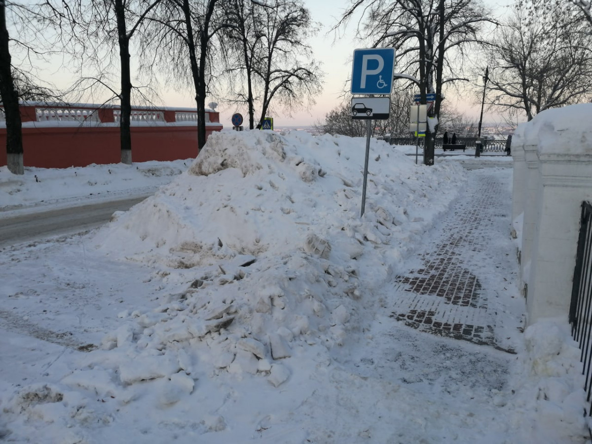 Нарушителей накажут за снег на парковке для инвалидов в центре города