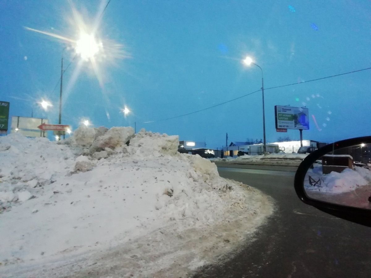 Нижегородцы жалуются на навалы снега у перекрестков дорог