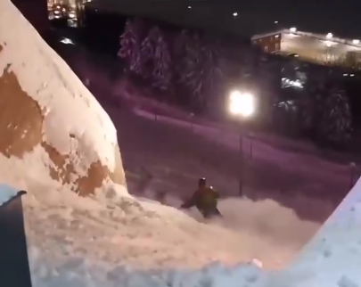 Сноубордисты устроили горнолыжный склон на Чкаловской лестнице