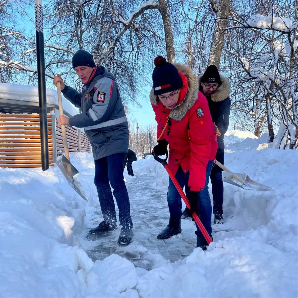 Сотрудники нижегородской администрации убрали снег на улице Нестерова