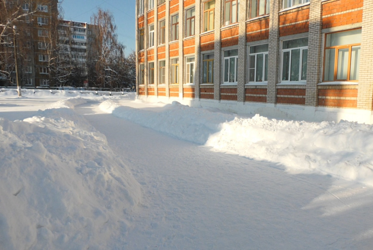 Носков: вопросы уборки снега с территорий образовательных учреждений в Дзержинске решаются оперативно