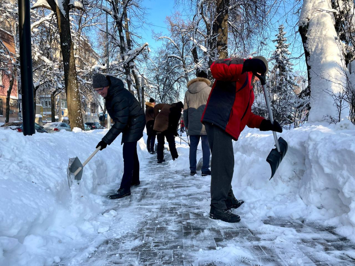 Шалабаев организовал сотрудников мэрии на «зимний субботник»
