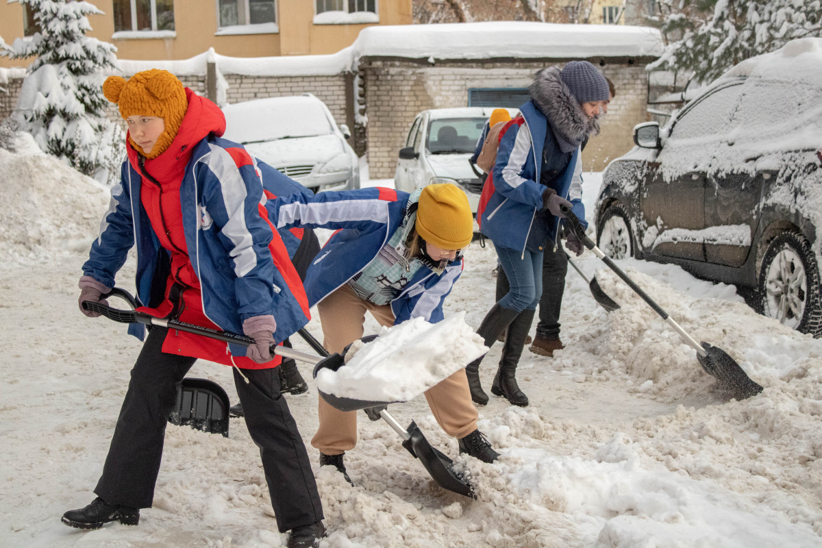 Молодежный «Снежный десант» помогает коммунальным службам чистить город от снега