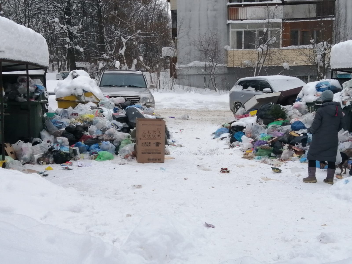 Горы мусора образовались в нижегородских дворах после снегопадов