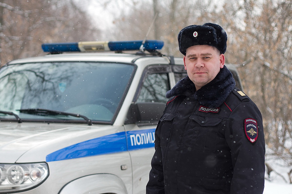 Нижегородский полицейский спас женщину с ребенком от бродячих собак