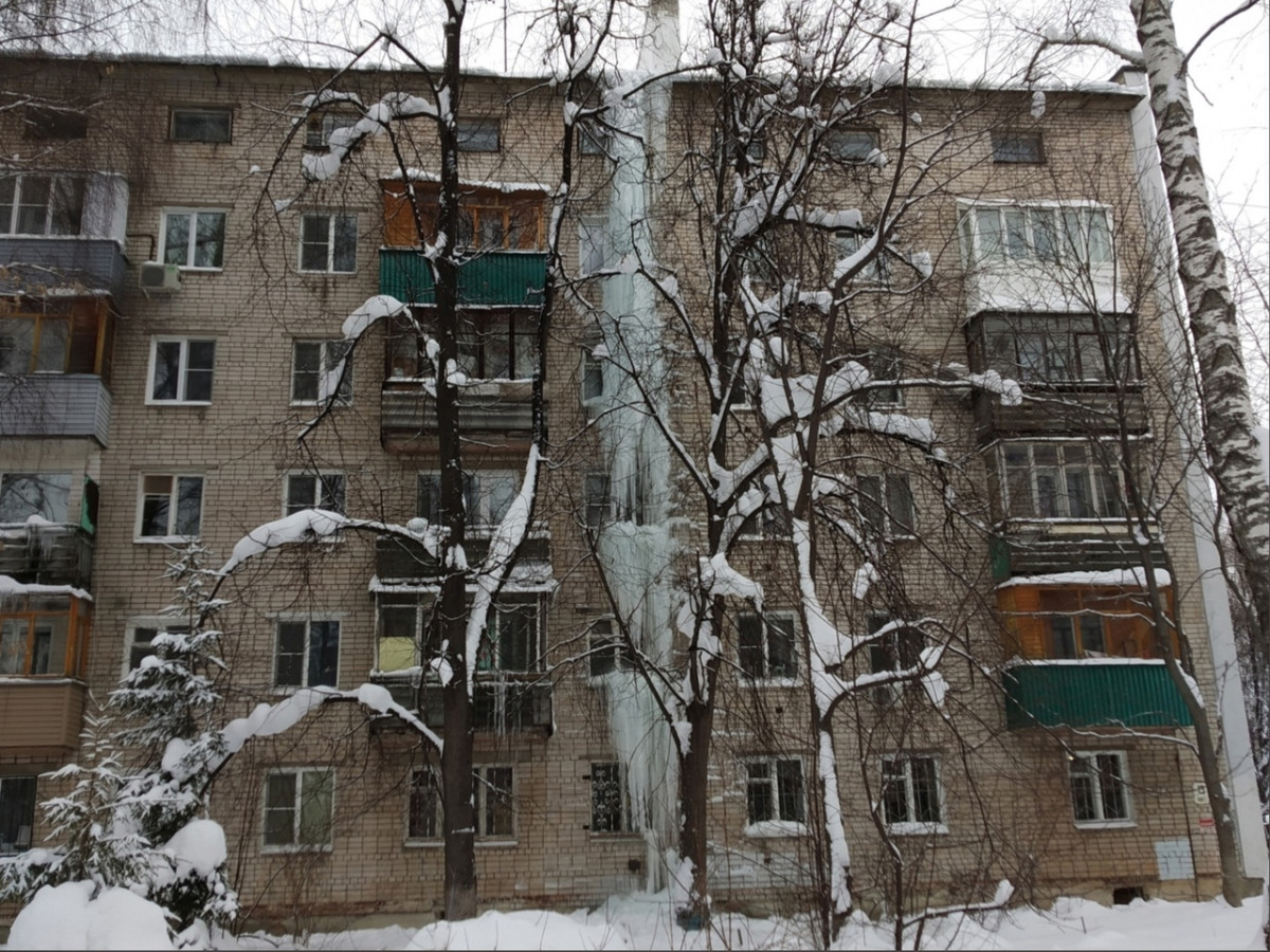 Сосулька в пять этажей образовалась на доме в Советском районе