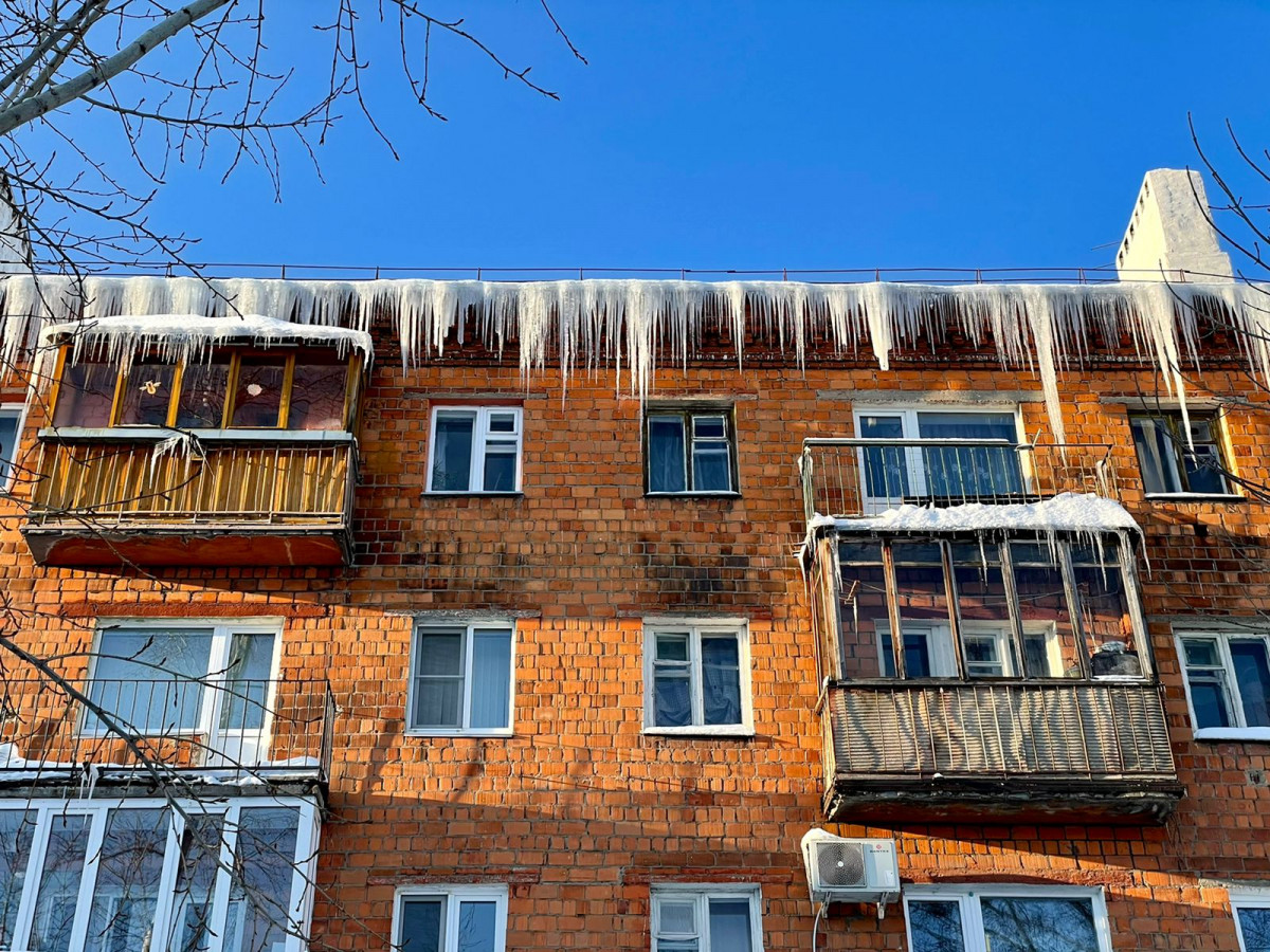 В связи с «температурными качелями» в Нижнем Новгороде усилена работа по очистке крыш от снега и льда