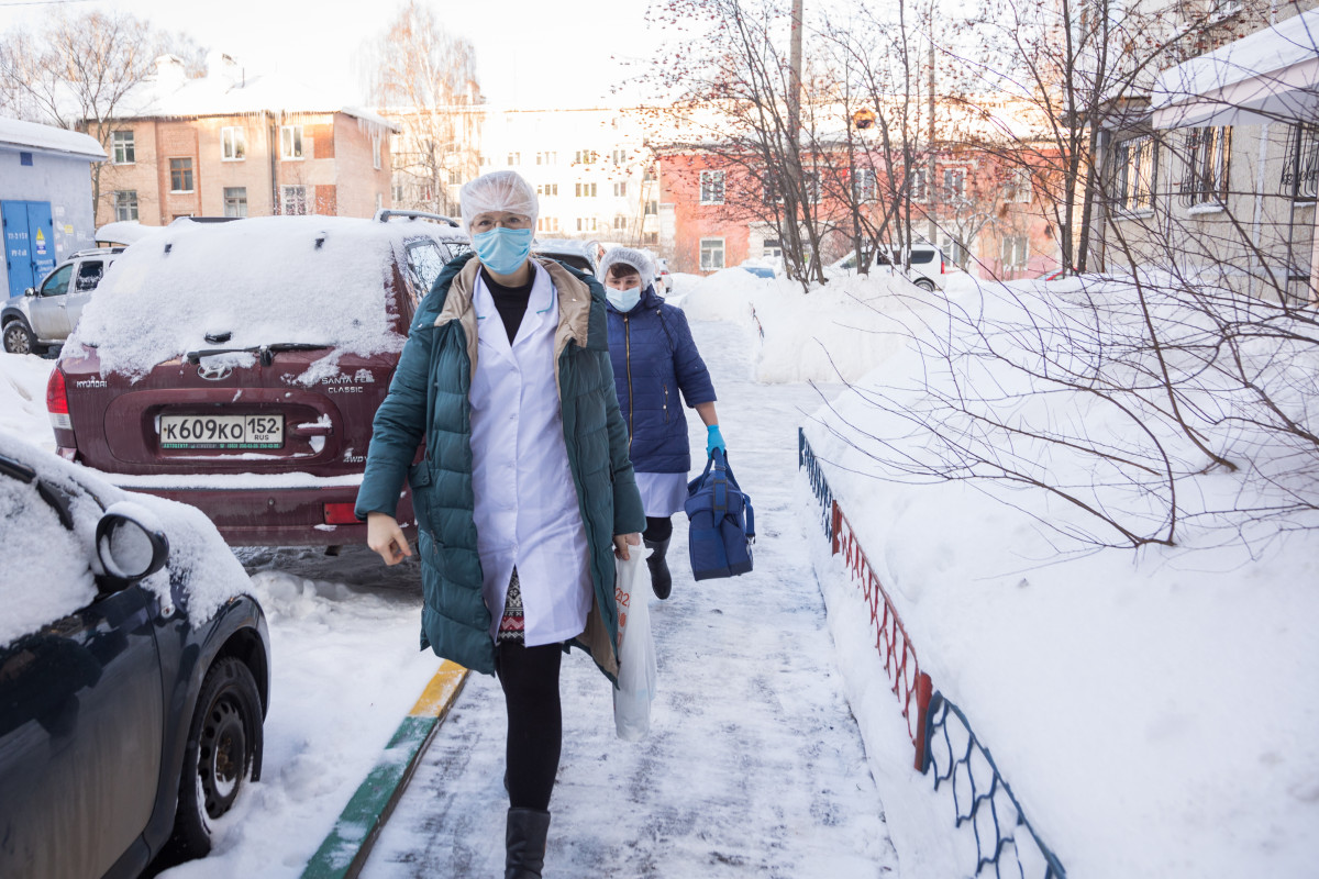 Депутаты и волонтеры помогают нижегородским медикам в проведении вакцинации