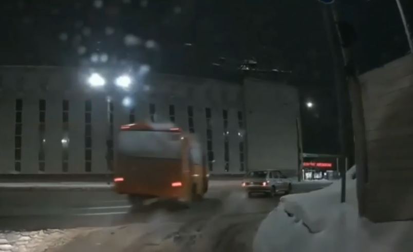 Водитель автобуса эффектно избежал ДТП в Нижнем Новгороде