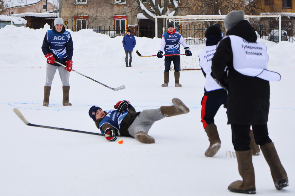 Турнир по хоккею в валенках. Хоккеист в валенках. Спорт зимой. Игра в хоккей в валенках. Соревнования хоккей в валенках.