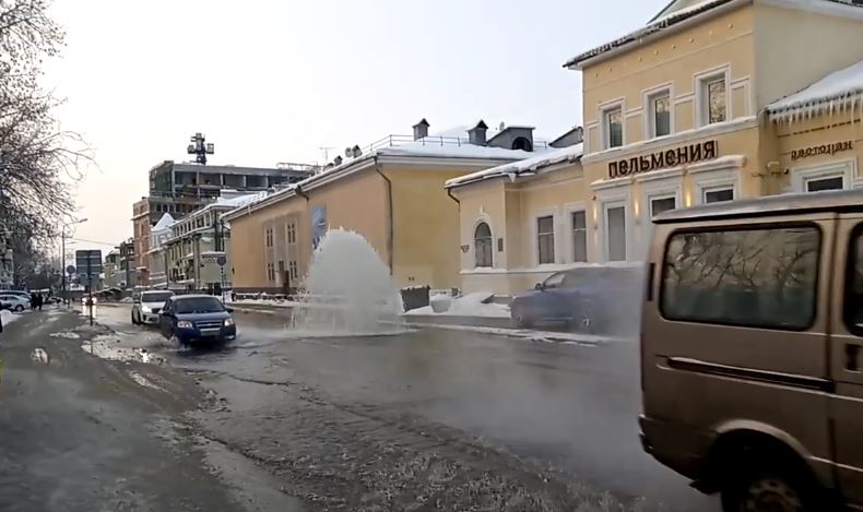 Фонтан забил на проезжей части улицы Минина