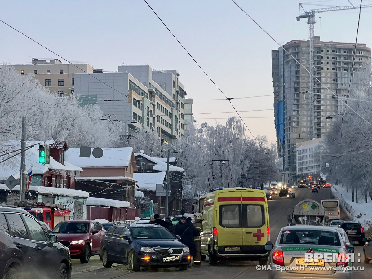 Иномарка сбила женщину и ребенка в санках в Советском районе