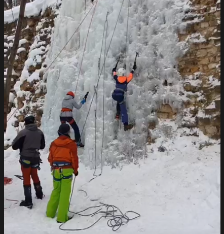 Скалолазы пытались покорить ледяной водопад недалеко от «Швейцарии»