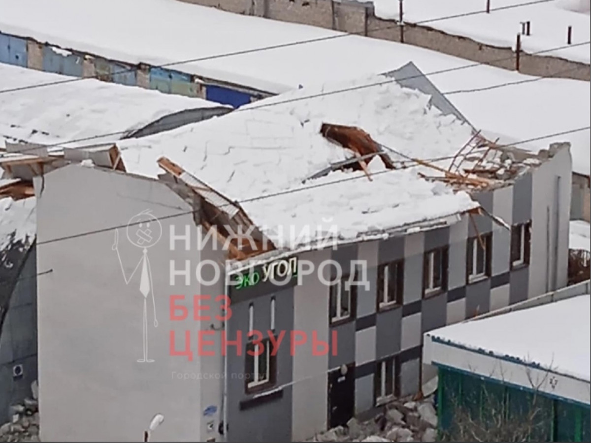 Крыша рухнула у административного здания в Щербинках