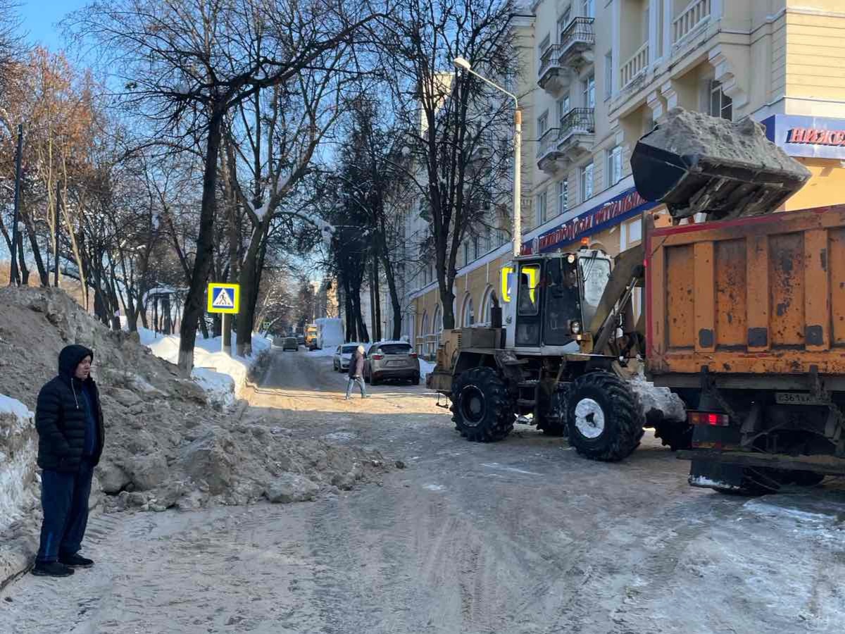 Коммунальщики вывозят снег на дублере проспекта Гагарина после обращений жителей