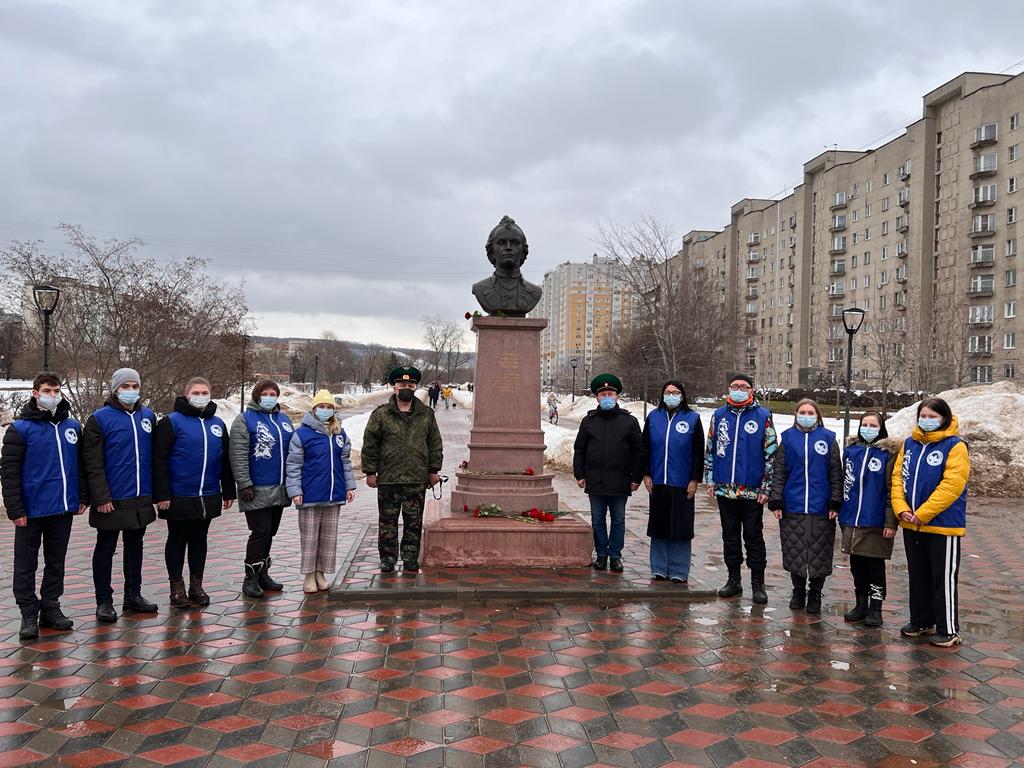 Нижегородские пограничники и волонтеры возложили цветы к памятнику Суворова