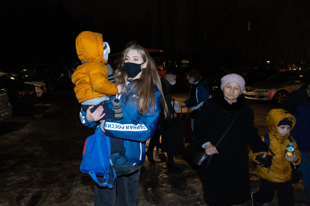 Для школьников из Донбасса на собранные «Единой Россией» деньги будут закуплены рюкзаки с полным комплектом канцтоваров