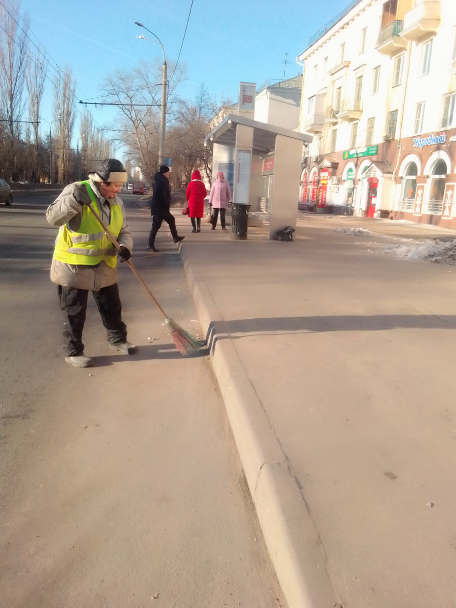 160 дорожных рабочих убирают снег с улиц Автозаводского района