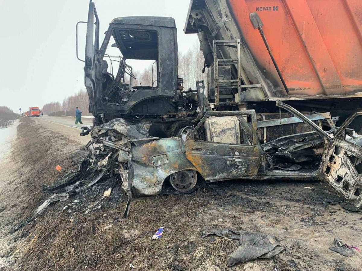 Два человека погибли, врезавшись на легковушке в КамАЗ под Дивеевым