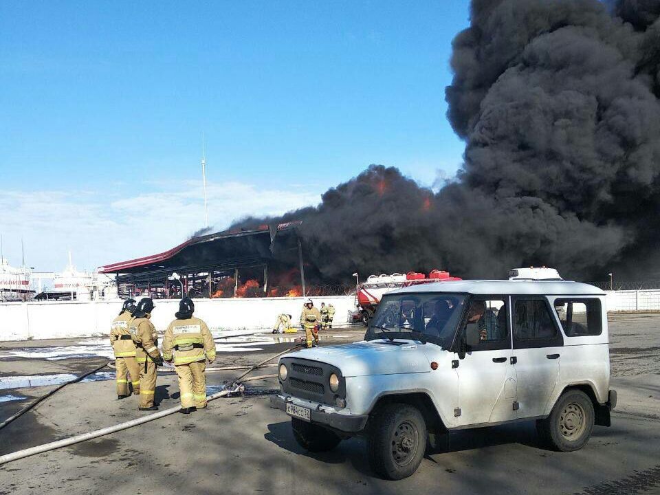 Бензовоз с дизельным топливом загорелся на эстакаде в Кстовском районе