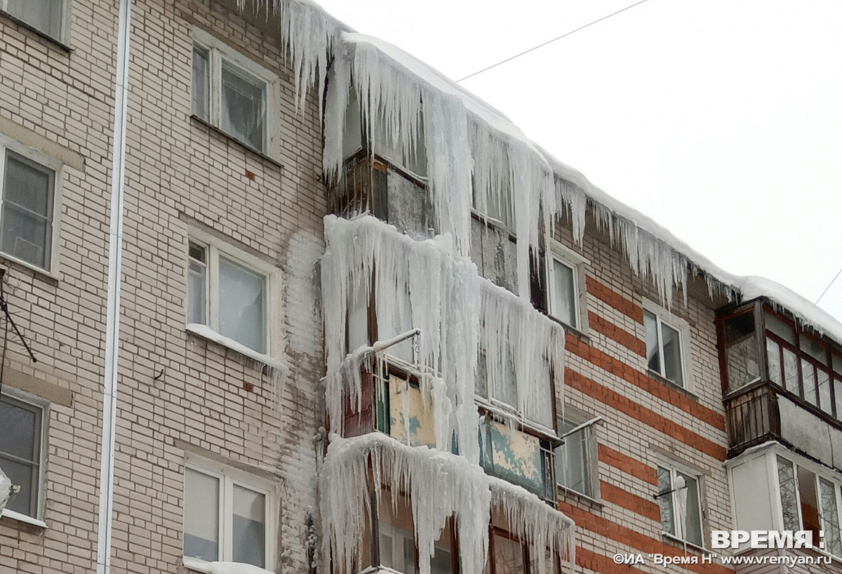 Ледяная глыба обрушилась на ребенка на улице Нартова
