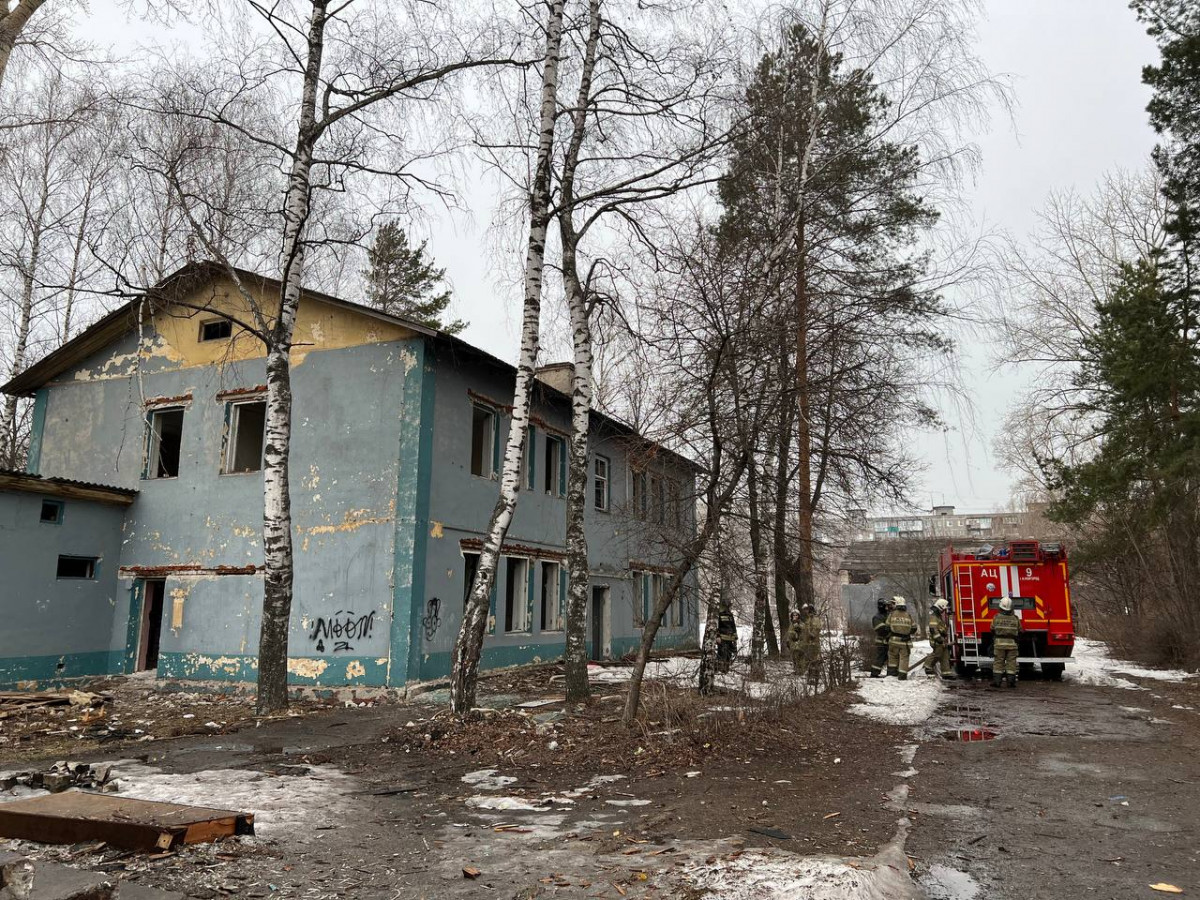 Заброшенный дом горел в Автозаводском районе днём 26 марта