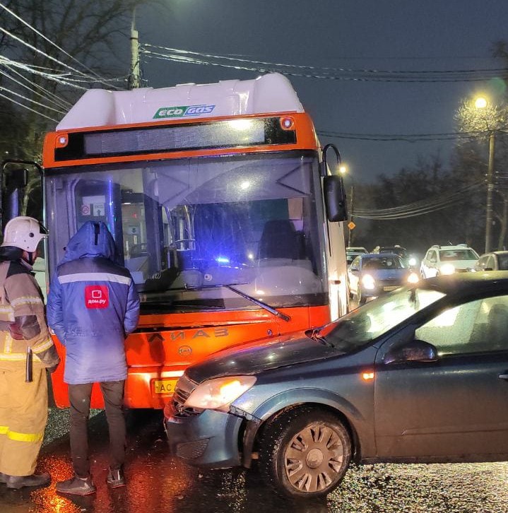 Женщина пострадала при столкновении автобуса и легковушки в Нижнем Новгороде
