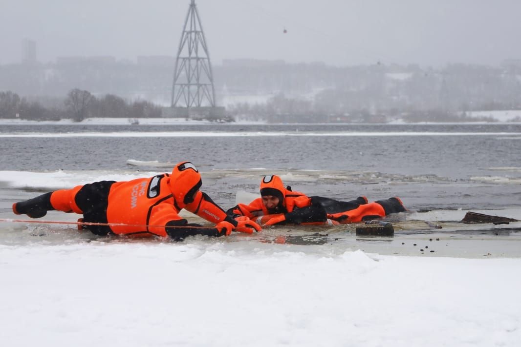 Навыки по спасению провалившихся под лед людей отработали в Нижегородской области
