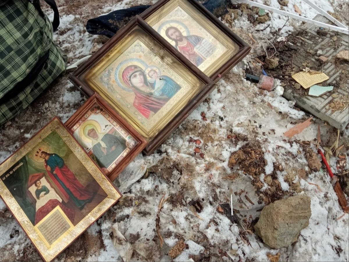 происшествия в кузнецке пензенской области. старые иконы в старом доме. старые иконы в старом доме. можно ли выкидывать иконы. икона мусора.