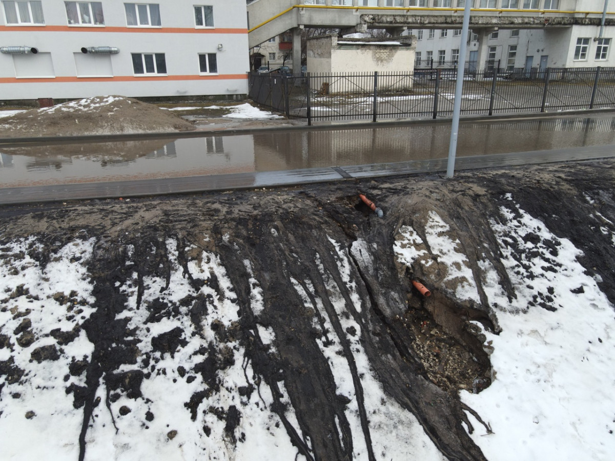 Вода с дороги стекает в Силикатное озеро в Ленинском районе