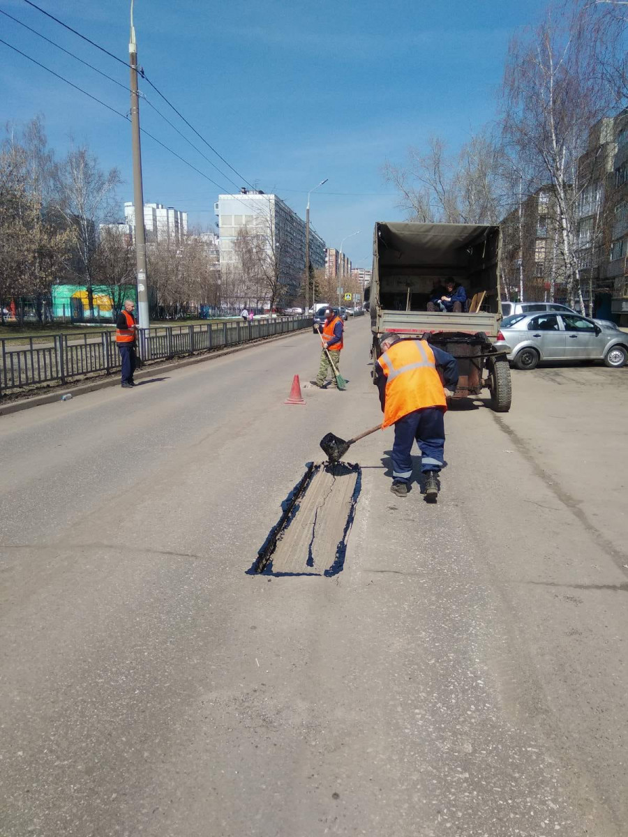 В Нижнем Новгороде чистят дождеприемные колодцы и фрезеруют асфальт