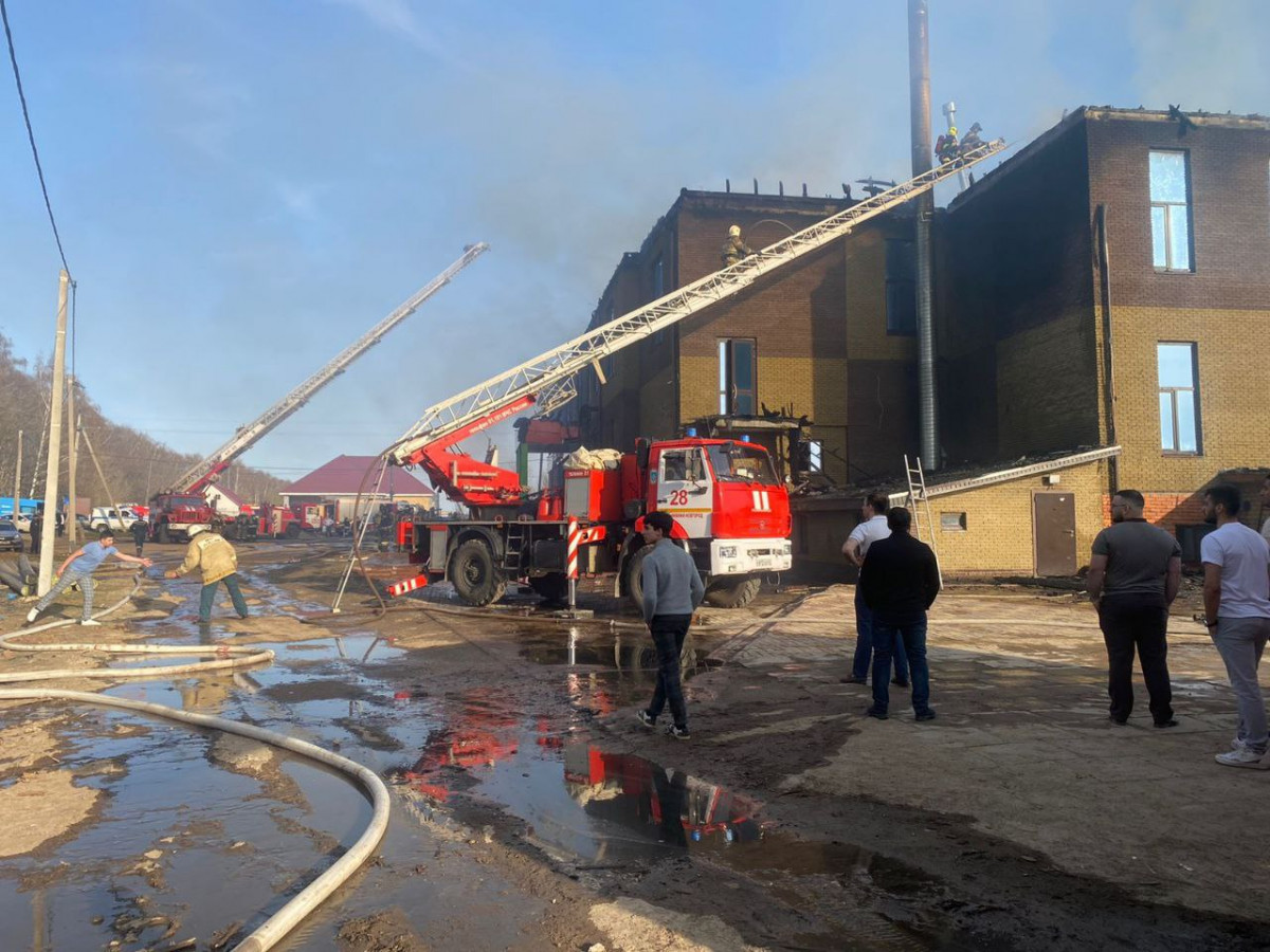 Промышленное здание горит в поселке Луч Приокского района