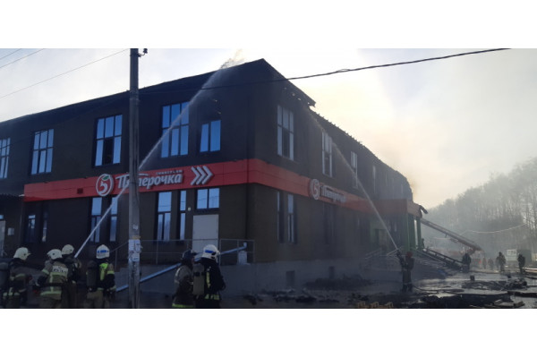 Опубликовано видео пожара в здании магазина «Пятерочка» в поселке Луч