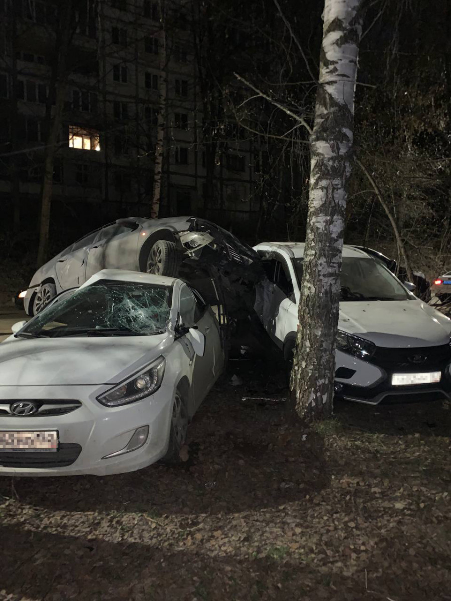 17-летний подросток врезался в припаркованные автомобили в Советском районе