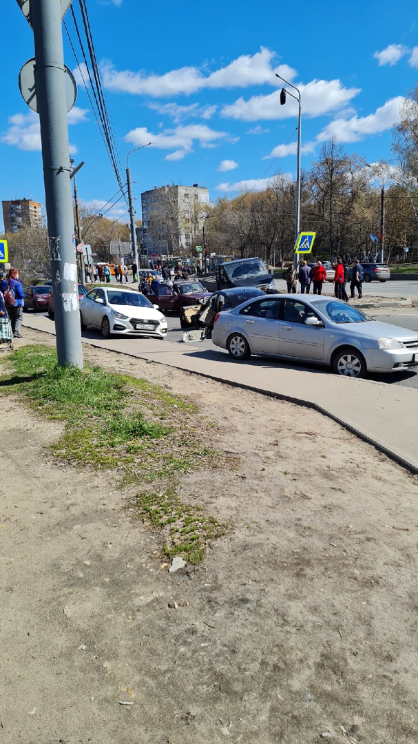 Пробка образовалась рядом с площадью Жукова в Нижнем Новгороде из-за ДТП
