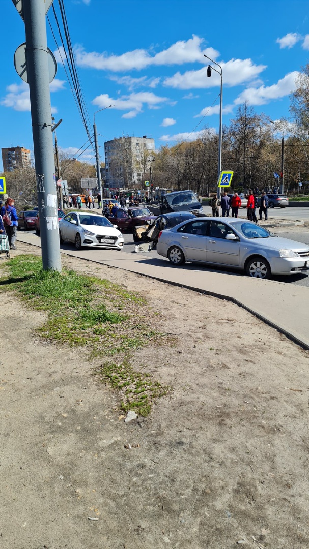 Пробка образовалась рядом с площадью Жукова в Нижнем Новгороде из-за ДТП